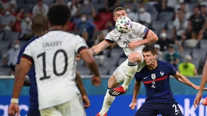 Robin Gosens arrolló a Pavard durante el partido Robin Gosens arrolló a Pavard durante el partido