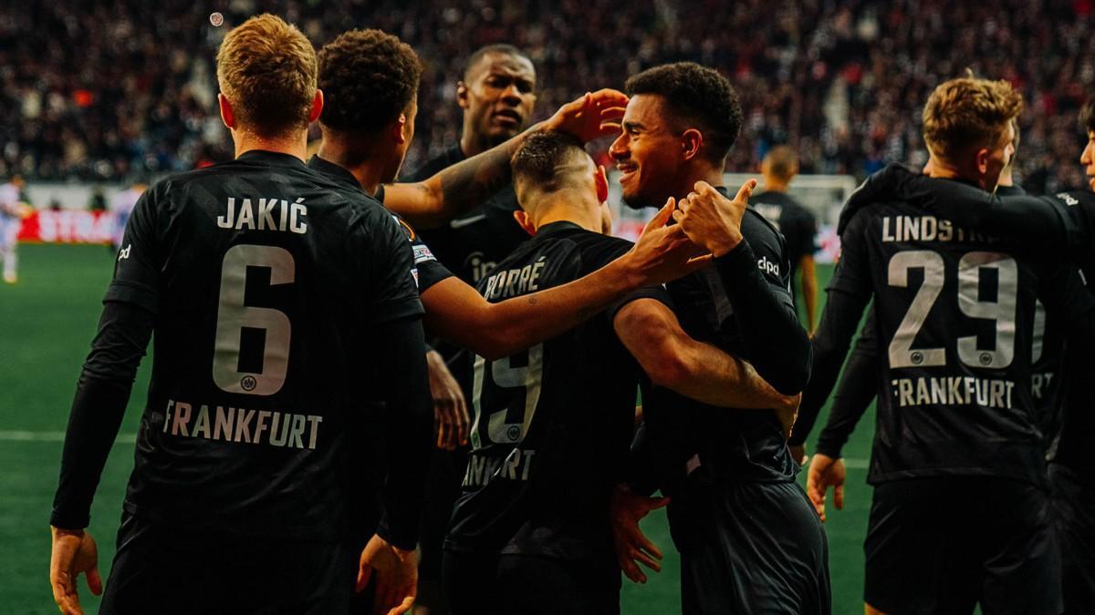 Los jugadores del Eintracht celebran su gol al Barça