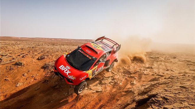 Sebastien Loeb, surcando una duna en el desierto saudí Sebastien Loeb, surcando una duna en el desierto saudí