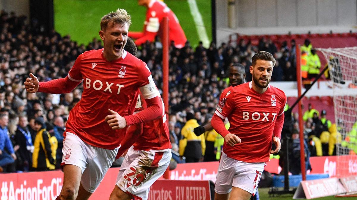 El defensa inglés de Nottingham Forest celebra después de anotar su tercer gol durante el partido de fútbol de la cuarta ronda de la Copa FA inglesa. AFP/ Justin Tallis