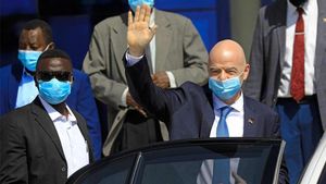 Gianni Infantino, presidente de la FIFA, se despide en su reciente visita a Khartoum, capitál de Sudan Gianni Infantino, presidente de la FIFA, se despide en su reciente visita a Khartoum, capitál de Sudan