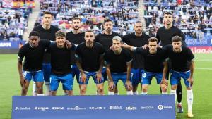 Los jugadores del Espanyol, con camisetas negras antes del partido contra el Almería en el RCDE Stadium.