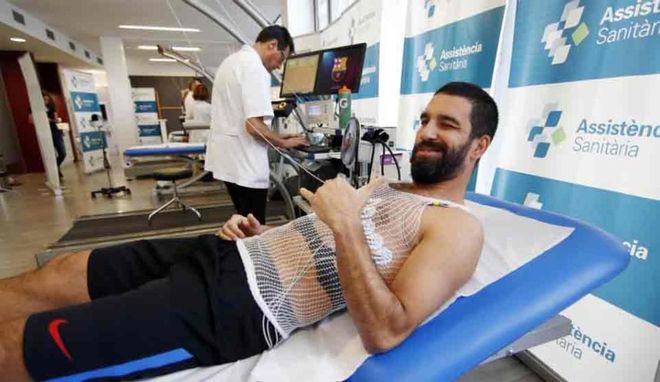 Arda Turan, durante la revisión médica Arda Turan, durante la revisión médica