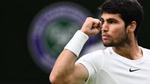 Carlos Alcaraz celebra un punto en la pista central de Wimbledon