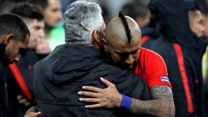 Arturo Vidal abrazándose con Reinaldo Rueda en un partido con Chile Arturo Vidal abrazándose con Reinaldo Rueda en un partido con Chile