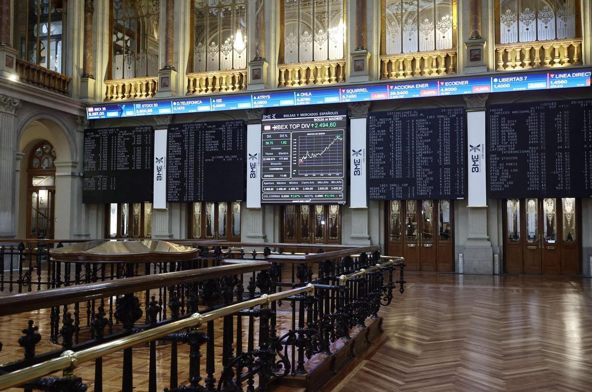 Archivo - Valores del Ibex 35, en los paneles del Palacio de la Bolsa de Madrid, a 25 de febrero de 2022, en Madrid (España).