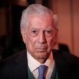Foto de archivo (11/05/2022) del escritor peruano Mario Vargas Llosa llega a una conferencia de prensa en Montevideo.