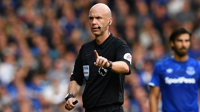 Anthony Taylor arbitrando al Chelsea en la Premier League Anthony Taylor arbitrando al Chelsea en la Premier League