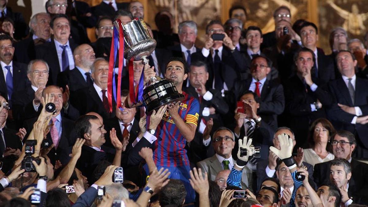 El momento cumbre: Xavi levantando la Copa después de ganar la final al Athletic en el Calderón (0-3)