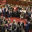 Diputados peruanos celebran en el Congreso la destitución del presidente Pedro Castillo.