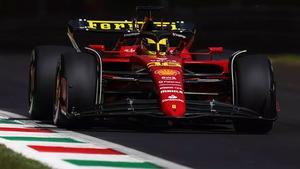 Leclerc , en Monza, con la decoración amarilla que lucen este fin de semana los Ferrari