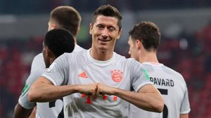 Lewandowski celebra su segundo gol ante el Al-Ahly. Lewandowski celebra su segundo gol ante el Al-Ahly.