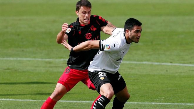 Maxi Gómez lucha por un balón ante Ander Guevara, de la Real Sociedad Maxi Gómez lucha por un balón ante Ander Guevara, de la Real Sociedad