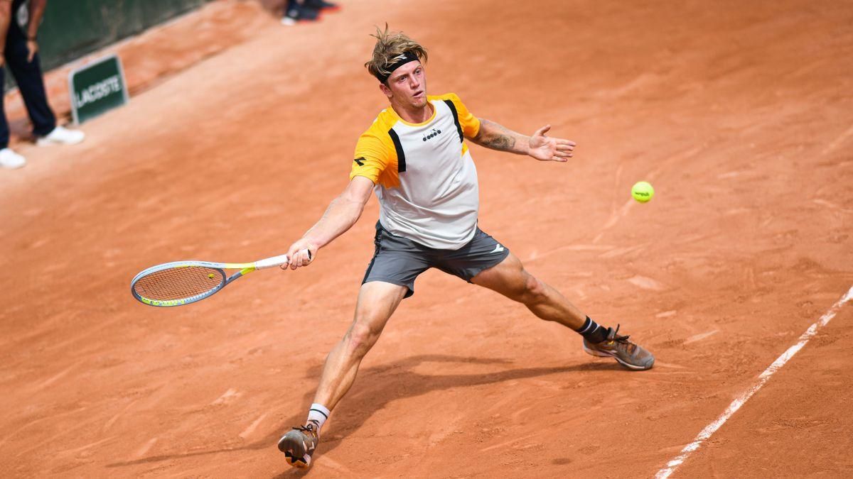 Alejandro Davidovich golpea una bola en Roland Garros 2021. Alejandro Davidovich golpea una bola en Roland Garros 2021.
