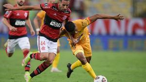 Mauricio Isla disputando un partido con el Flamengo
