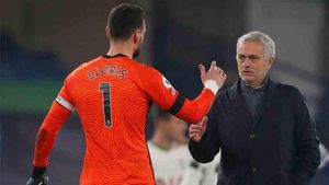Mourinho felicitando a Hugo Lloris, tras mantener la portería a 0 contra el Chelsea Mourinho felicitando a Hugo Lloris, tras mantener la portería a 0 contra el Chelsea