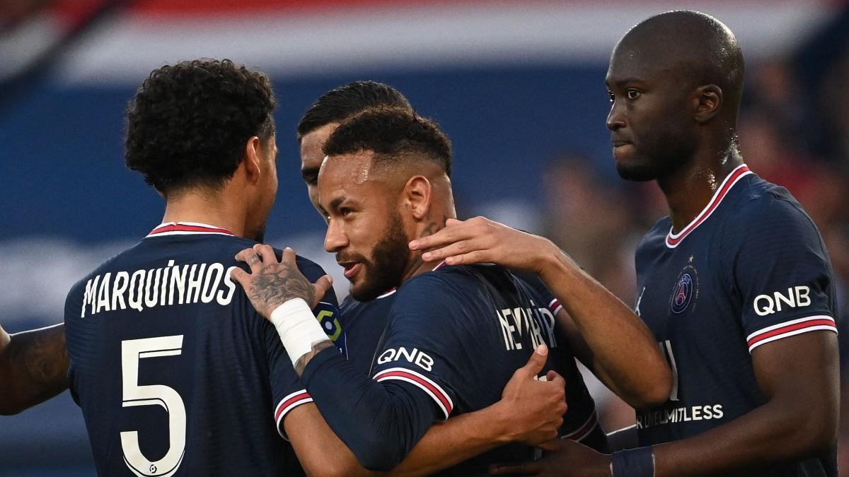 Los jugadores del PSG celebran el gol de penalti de Neymar