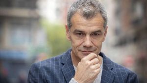 Toni Cantó se burla de la vestimenta de Pablo Iglesias y Podemos responde con un zasca Toni Cantó se burla de la vestimenta de Pablo Iglesias y Podemos responde con un zasca