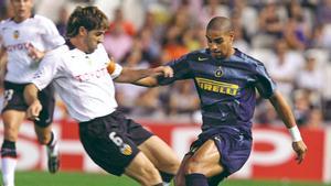 Adriano, en un duelo ante el Valencia