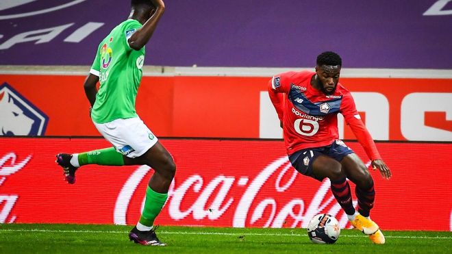 Bamba (derecha) durante un lance de partido Bamba (derecha) durante un lance de partido