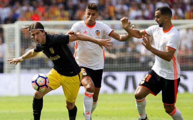 Cancelo junto a Filipe Luis y Montoya en el partido ante el Atlético Cancelo junto a Filipe Luis y Montoya en el partido ante el Atlético
