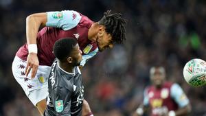 Tyrone Mings del Aston Villa en acción contra Kelechi Iheanacho del Leicester
