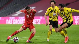 Lewandowski dispara ante la mirada de Hummels y Emre Can Lewandowski dispara ante la mirada de Hummels y Emre Can