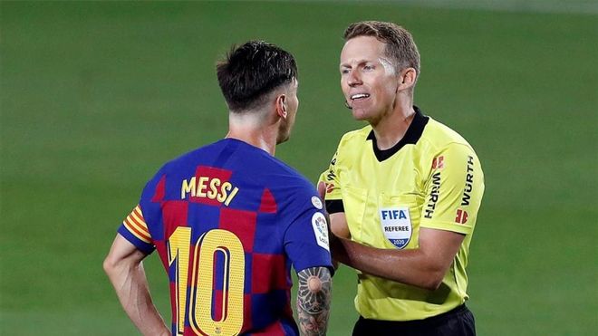 Hernández Hernández, en una acción con Messi. Hernández Hernández, en una acción con Messi.