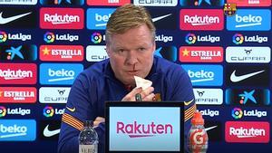 El momento en el que Koeman ha sangrado de la nariz en la rueda de prensa