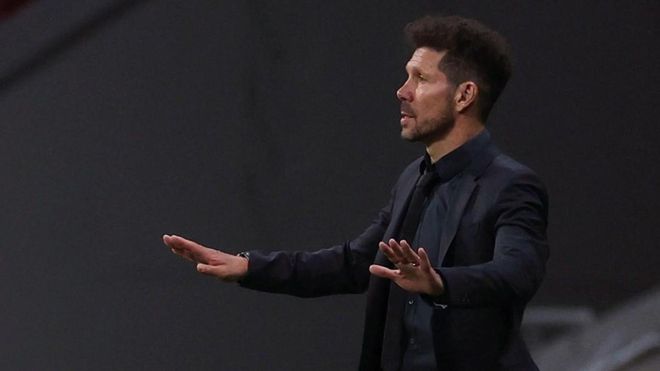 Simeone, en un lance del partido ante la Real Sociedad Simeone, en un lance del partido ante la Real Sociedad