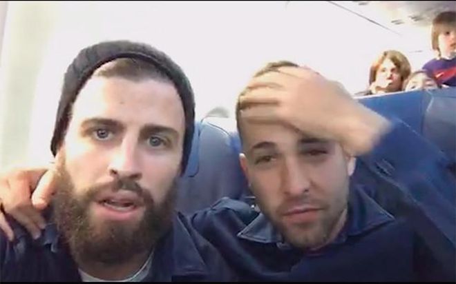 Piqué y Jordi Alba, al inicio del Periscope en el avión Piqué y Jordi Alba, al inicio del Periscope en el avión
