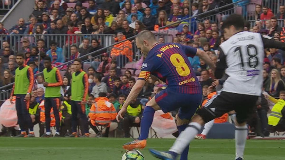 LALIGA | FC Barcelona - Valencia (2-1): El detalle de calidad de Iniesta