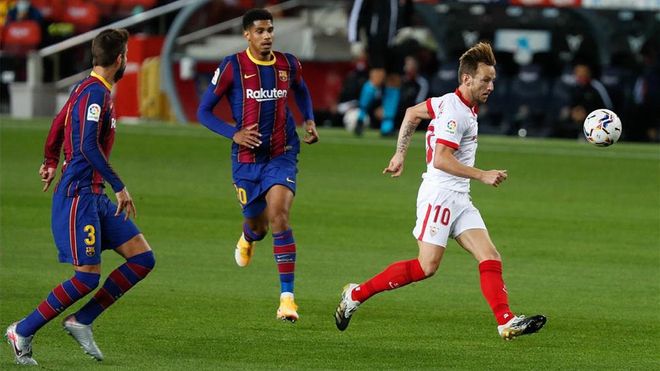 Piqué y Araujo, los centrales más solventes, solo han coincidido en una ocasión esta temporada, ante el Sevilla en Liga en casa Piqué y Araujo, los centrales más solventes, solo han coincidido en una ocasión esta temporada, ante el Sevilla en Liga en casa