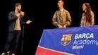 Àlex Roca junto a su mujer en la charla que dio a los deportistas de la Barça Academy PRO Miami