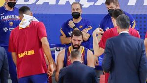 Saras, dando instrucciones con Mirotic enfrente Saras, dando instrucciones con Mirotic enfrente