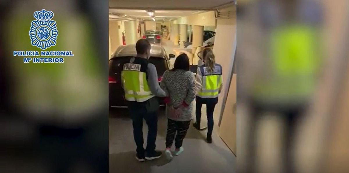 Momento de la detención de la madre que sustrajo a sus hijos de un centro de Aranjuez, en Madrid. Momento de la detención de la madre que sustrajo a sus hijos de un centro de Aranjuez, en Madrid.