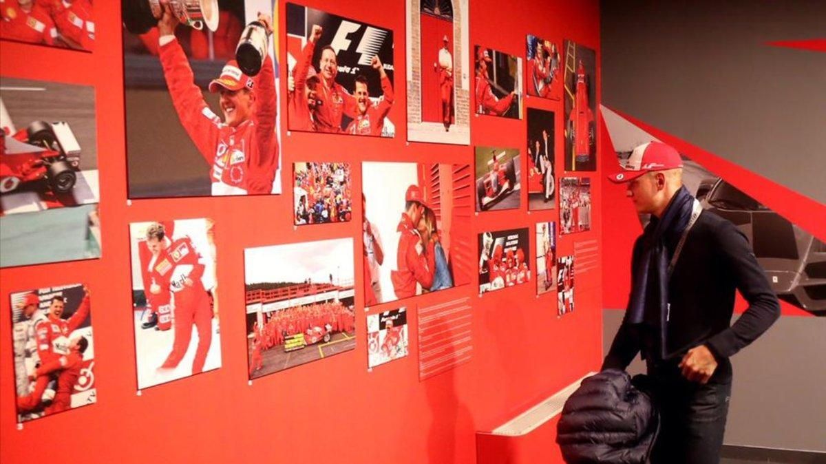 Mick Schumacher en la exposición dedicada a su padre Mick Schumacher en la exposición dedicada a su padre