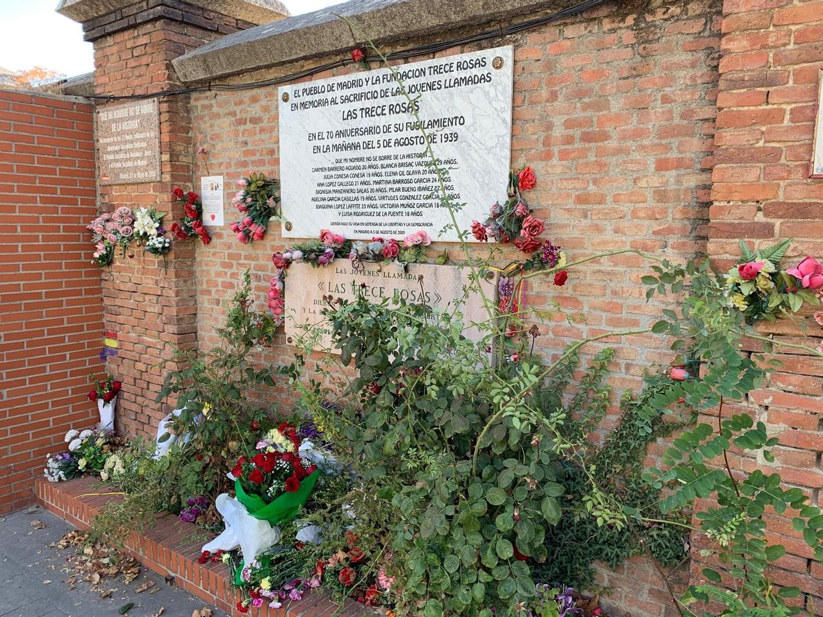 Archivo - Monumento en homenaje a las Trece Rosas en el Cementerio de la Almudena Archivo - Monumento en homenaje a las Trece Rosas en el Cementerio de la Almudena