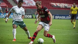 Filipe Luis controla el balón ante la presión de Gabriel Menino Filipe Luis controla el balón ante la presión de Gabriel Menino