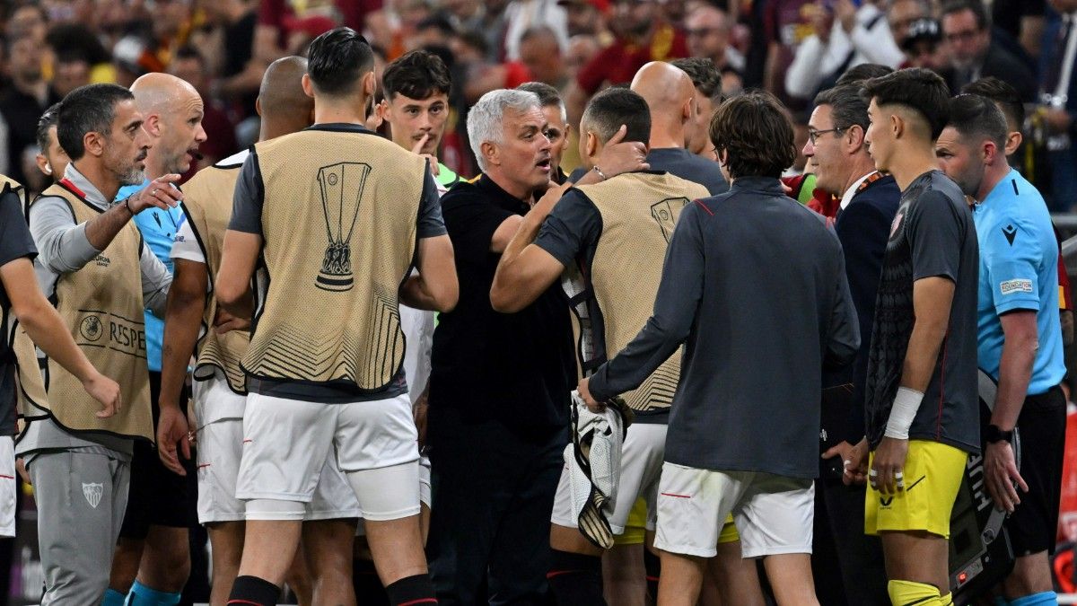 Mourinho se enganchó con el banquillo del Sevilla… ¡y hubo un punto de llegar a las manos!