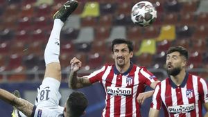 Giroud, poco antes de perforar la portería del Atlético Giroud, poco antes de perforar la portería del Atlético