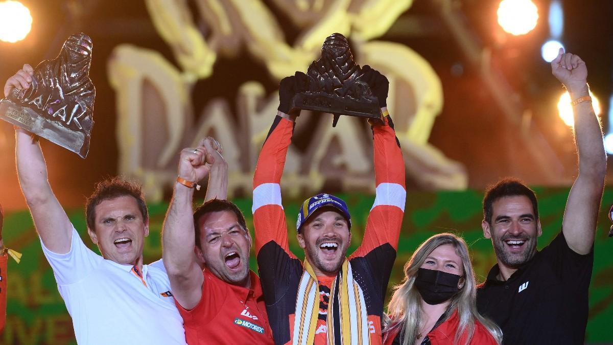Sam Sunderland, campeón en motos, celebra su triunfo en el Dakar