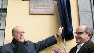 Suárez desveló la placa en su honor en diciembre de 2010 Suárez desveló la placa en su honor en diciembre de 2010