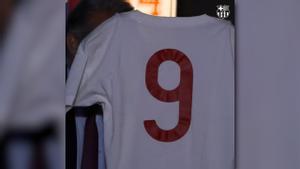 Jordi Cruyff dona la icónica camiseta blanca de su padre al museo del Barça
