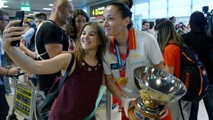 Laia Palau, este lunes en Madrid con el trofeo del Eurobasket Laia Palau, este lunes en Madrid con el trofeo del Eurobasket