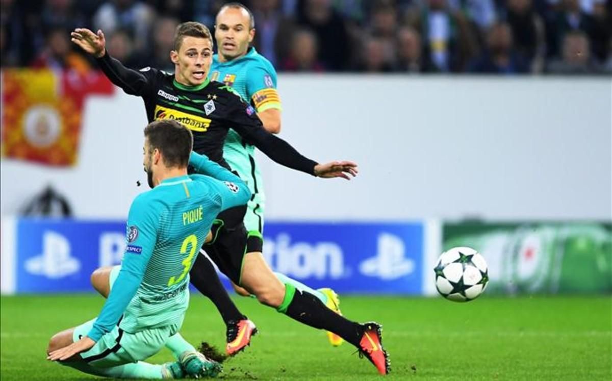 Gerard Piqué, en una acción del encuentro de esta noche en el Borussia Park Gerard Piqué, en una acción del encuentro de esta noche en el Borussia Park