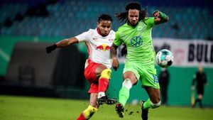 Nkunku y Mbabu en uno de los lances del partido. Nkunku y Mbabu en uno de los lances del partido.