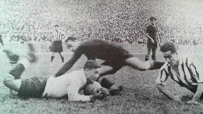 Llorens, guardameta del FC Barcelona, lanzándose a los pies de Bata Llorens, guardameta del FC Barcelona, lanzándose a los pies de Bata