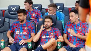 Piqué, Jordi Alba y Busquets, en el banquillo del FC Barcelona