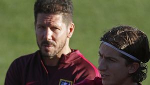 Simeone mirando a Filipe Luís durante un entrenamiento con el Atlético Simeone mirando a Filipe Luís durante un entrenamiento con el Atlético